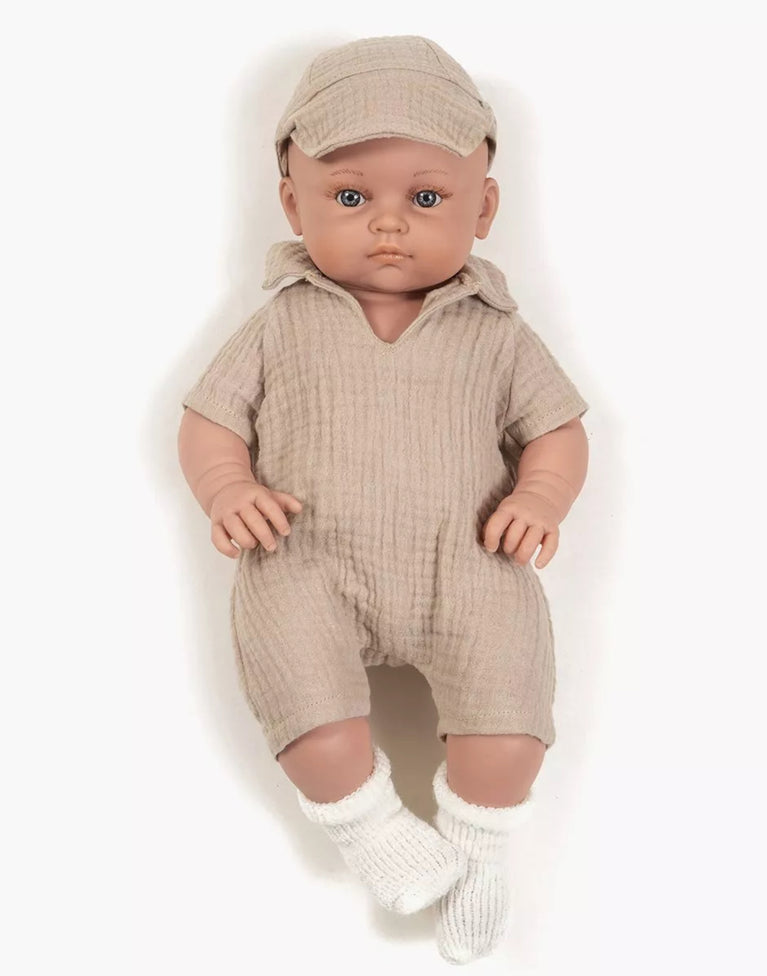Yann habillé de son ensemble combinaison Tom et casquette en gaze de coton beige