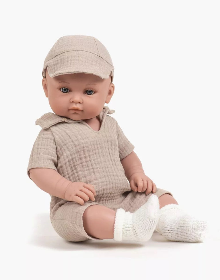 Yann habillé de son ensemble combinaison Tom et casquette en gaze de coton beige