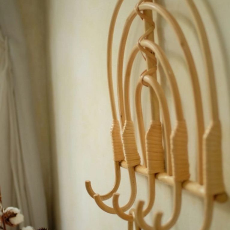 Crochet mural en rotin clair - Arc en ciel