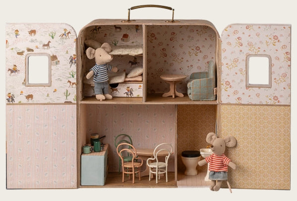 Maison SuitCasa, Petite sœur et petit frère souris