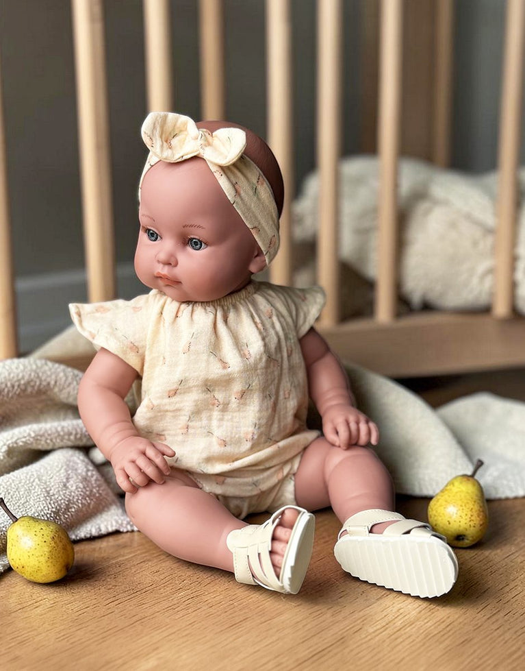 Yaëlle, poupée Bambinis 47cm habillée de son ensemble Clara en gaze de coton Hélène
