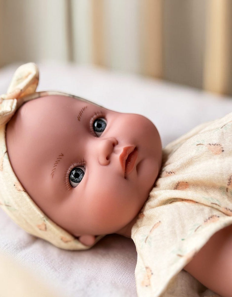 Yaëlle, poupée Bambinis 47cm habillée de son ensemble Clara en gaze de coton Hélène