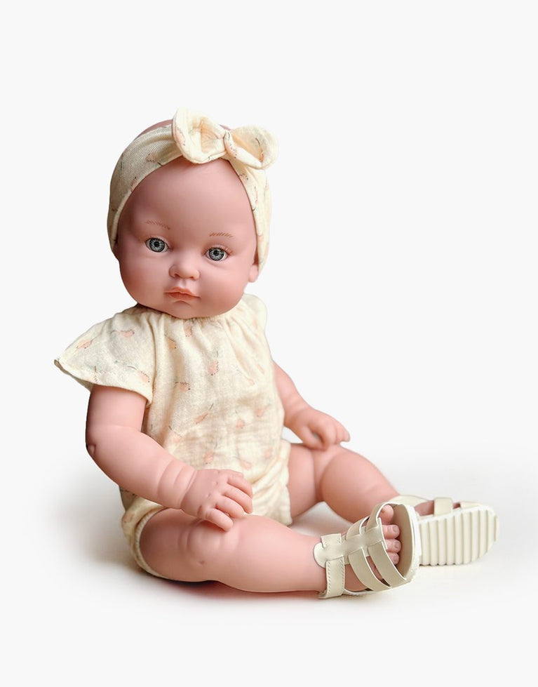 Yaëlle, poupée Bambinis 47cm habillée de son ensemble Clara en gaze de coton Hélène